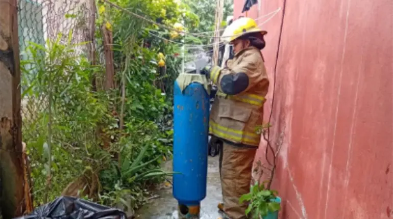 Controlan bomberos fuga de gas en Gaviotas Sur, Centro