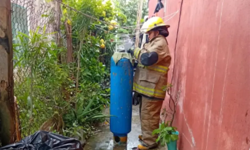 Controlan bomberos fuga de gas en Gaviotas Sur, Centro