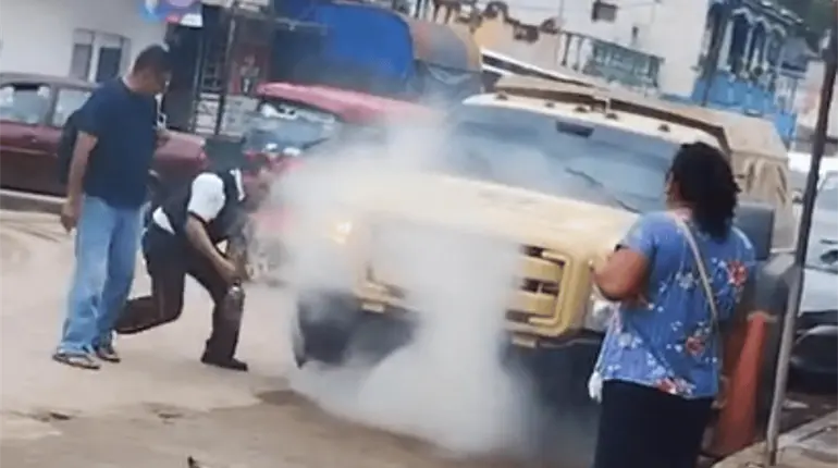 Falla mec&aacute;nica en camioneta de valores genera preocupaci&oacute;n en habitantes de Macuspana