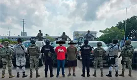 Detienen a dos presuntos narcomenudistas y roba carros en Kedros