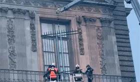 Museo del Louvre instala reja de seguridad tras robo de joyas