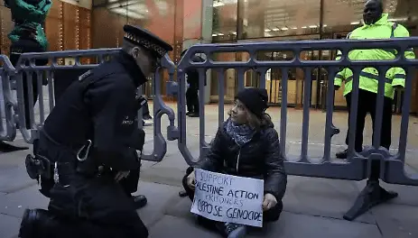 Detienen a Greta Thunberg en Londres tras protestar a favor de manifestantes de Acci&oacute;n Palestina