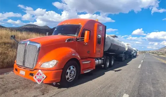 Aseguran tractocami&oacute;n con 66 mil litros de huachicol durante operativo en Guanajuato