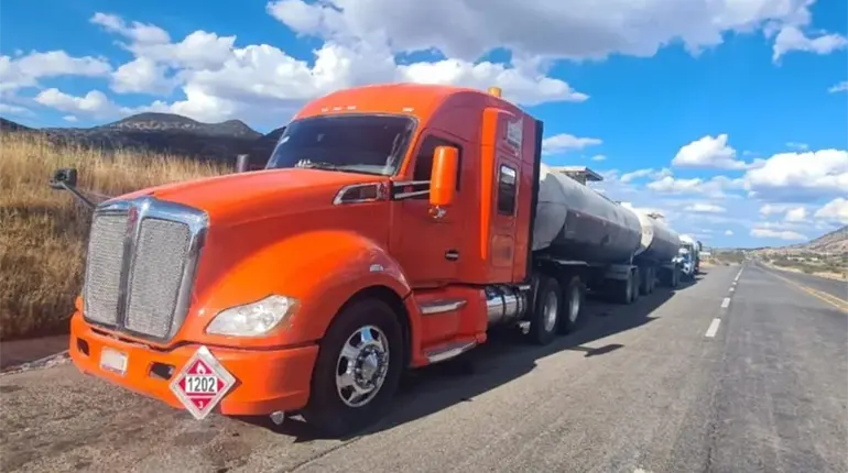 Aseguran tractocami&oacute;n con 66 mil litros de huachicol durante operativo en Guanajuato