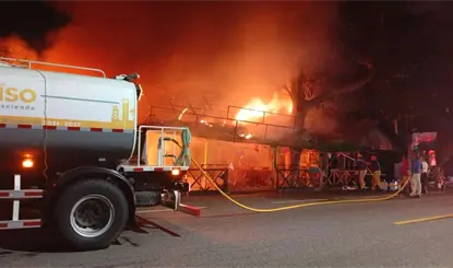 Incendios en Para&iacute;so durante Navidad consumen palapa y dejan un lesionado