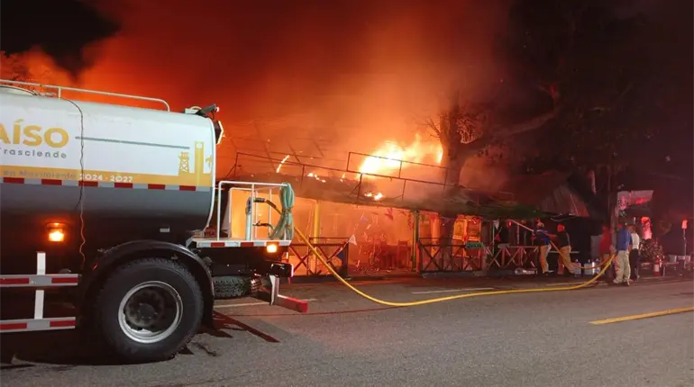 Incendios en Para&iacute;so durante Navidad consumen palapa y dejan un lesionado
