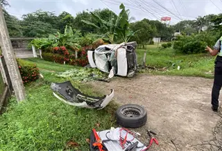 Tr&aacute;iler provoca volcadura en la Villahermosa-Frontera; 2 personas resultaron lesionadas