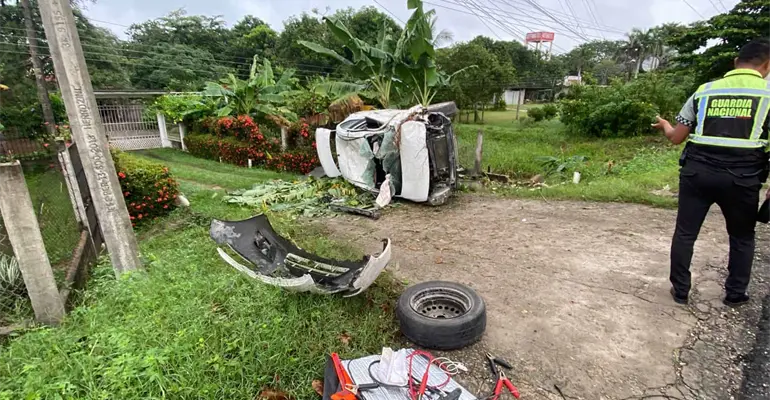 Tr&aacute;iler provoca volcadura en la Villahermosa-Frontera; 2 personas resultaron lesionadas