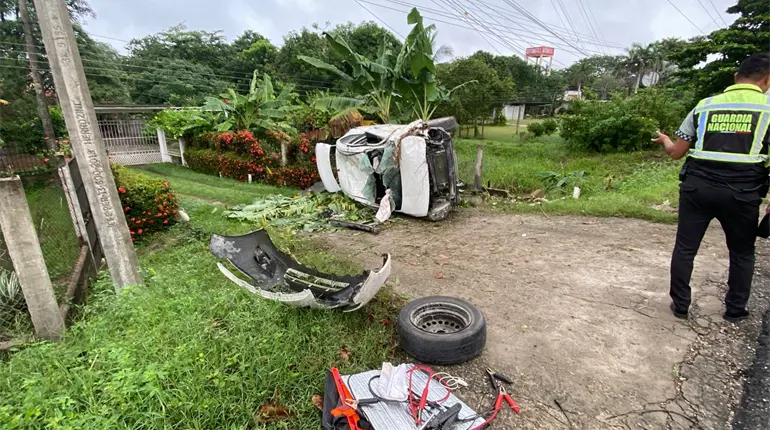 Tr&aacute;iler provoca volcadura en la Villahermosa-Frontera; hay 2 lesionados