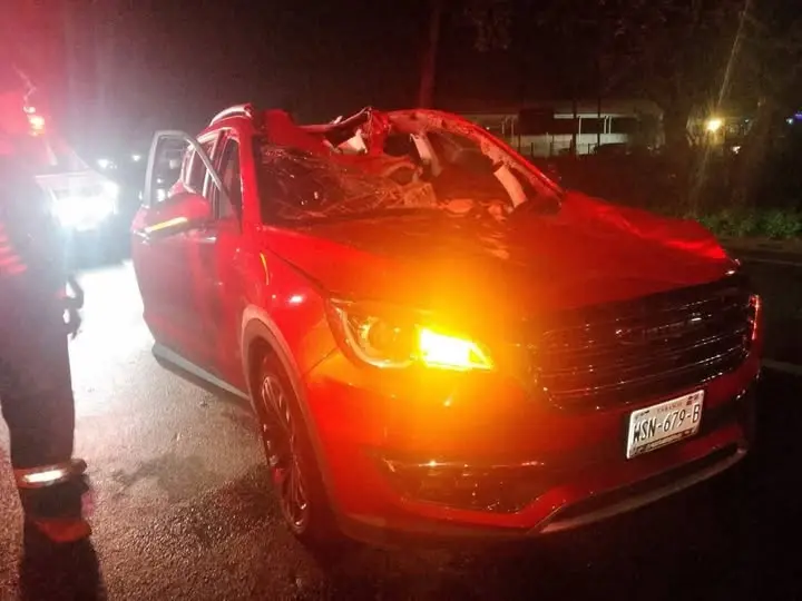 Pierde la vida en la Villahermosa-C&aacute;rdenas tras ser impactado por la llanta suelta de un tr&aacute;iler