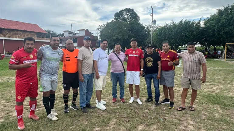 Jes&uacute;s Gallardo juega cascarita en C&aacute;rdenas durante visita por Navidad