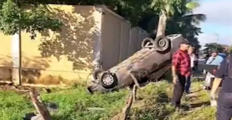 Automovilista pierde el control y vuelca en Macuspana; logra salir ileso