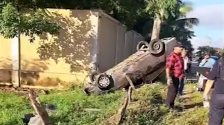 Automovilista pierde el control y vuelca en Macuspana