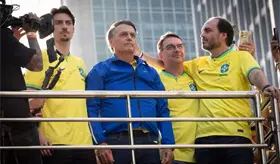 Bolsonaro reafirma a su hijo Fl&aacute;vio como candidato a la Presidencia de Brasil en 2026