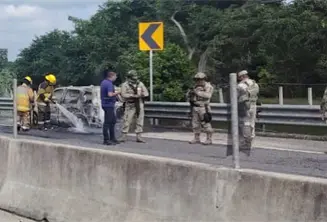 Se incendia camioneta en Acachapan y Colmena; no se reportan heridos