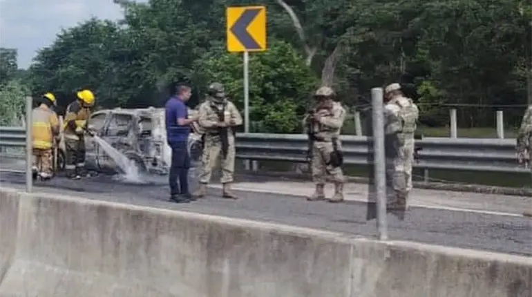 Se incendia camioneta en Acachapan y Colmena; no hubo heridos