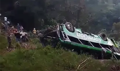 Autob&uacute;s cae a ca&ntilde;ada en Veracruz; hay 10 muertos y 32 heridos
