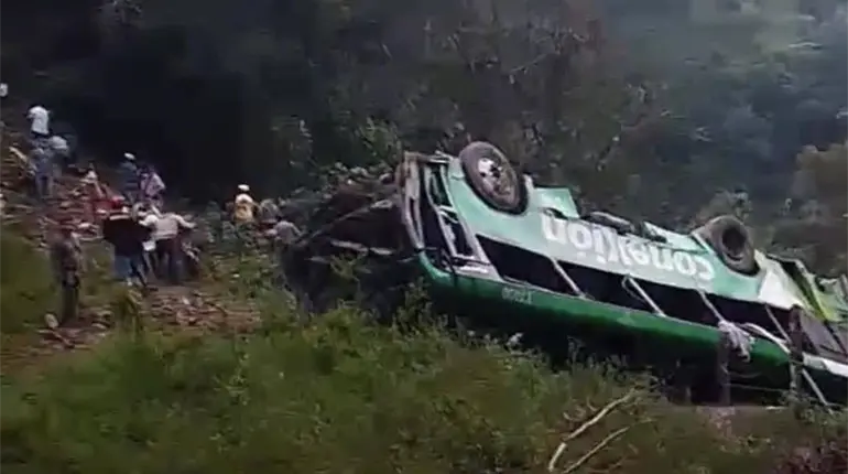 Autob&uacute;s cae a ca&ntilde;ada en Veracruz; hay 10 muertos y 32 heridos