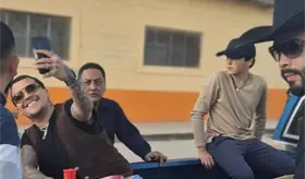 La familia Aguilar y Christian Nodal reparten juguetes a ni&ntilde;os en Zacatecas