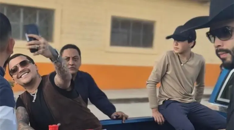 La familia Aguilar y Christian Nodal reparten juguetes a ni&ntilde;os en Zacatecas