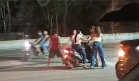 Pelean mujeres en plena Nochebuena en Para&iacute;so