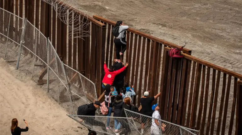 Al menos 400 descalabrados en el muro fronterizo, reporta embajada de EE. UU en M&eacute;xico