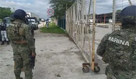 Marina asegura en Cajeme, Sonora a sujeto con armas largas y drogas