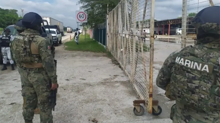 Marina asegura en Cajeme, Sonora a sujeto con armas largas y drogas