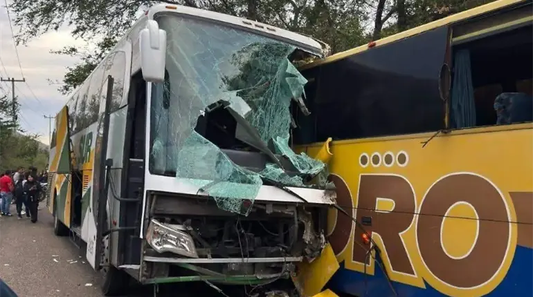 Choque de frente entre autobuses deja 3 muertos en Guerrero