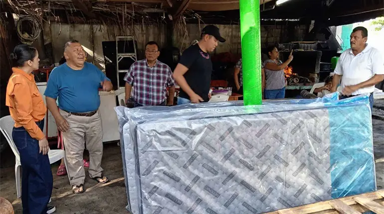 Ayuntamiento de Para&iacute;so dona enseres, despensa, colchones y tejas a familia afectada por incendio