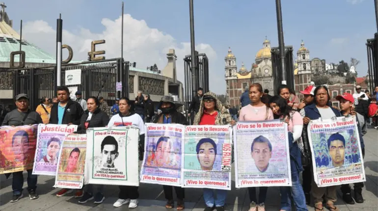 Padres de los desaparecidos de Ayotzinapa marchan hacia la Bas&iacute;lica en la CDMX