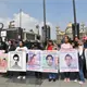 Padres de los desaparecidos de Ayotzinapa marchan hacia la Bas&iacute;lica en la CDMX