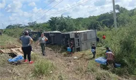 Rapi&ntilde;an tr&aacute;iler accidentado sobre la carretera Esc&aacute;rcega - Villahermosa