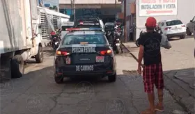 Combi atropella a polic&iacute;a de la PEC en Villahermosa; chofer intenta fugarse