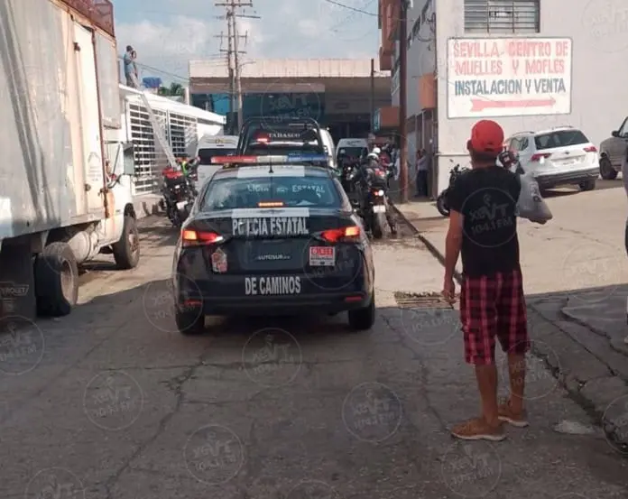 Combi atropella a polic&iacute;a de la PEC en Villahermosa; chofer intenta fugarse