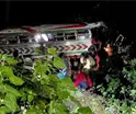 Autob&uacute;s cae a barranco en Guatemala; hay 15 muertos
