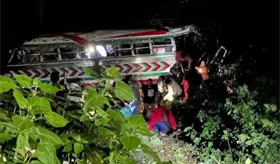 Autob&uacute;s cae a barranco en Guatemala; hay 15 muertos