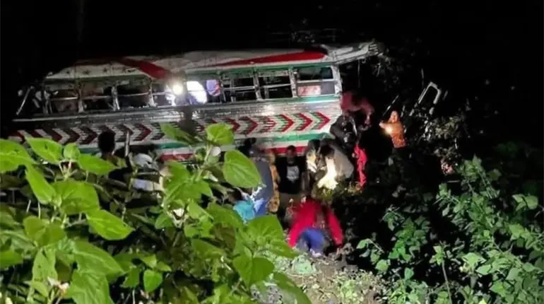 Autob&uacute;s cae a barranco en Guatemala; hay 15 muertos