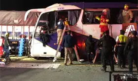 Autob&uacute;s choca contra tr&aacute;iler en Tamaulipas; hay dos muertos y 35 heridos