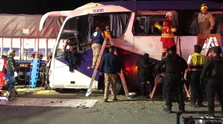 2 muertos y 35 heridos deja choque entre autob&uacute;s y tr&aacute;iler en carretera Zaragoza-Monterrey