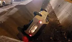 Mujer pierde el control de su auto y cae a canal en Sinaloa