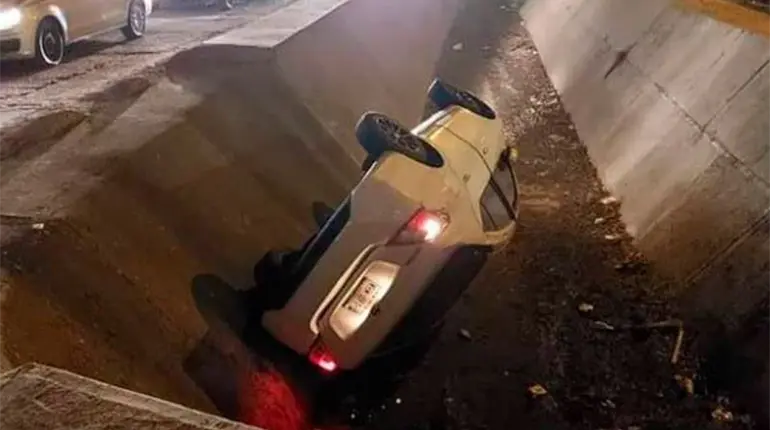 Una mujer pierde el control de su autom&oacute;vil y cae a un canal en Angostura, Sinaloa