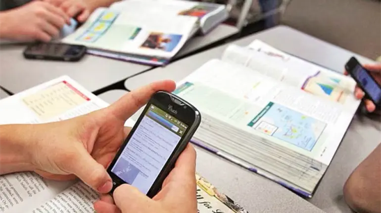 Propone PT prohibir dispositivos m&oacute;viles en escuelas de educaci&oacute;n b&aacute;sica