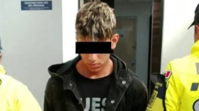 Motociclista arrolla a polic&iacute;a en CDMX y es detenido; el oficial sufri&oacute; fractura de tibia