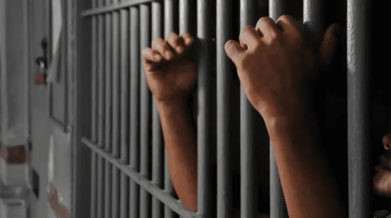 Arrestan a funcionario de Sinaloa por tirar basura en la calle y forcejear con polic&iacute;as