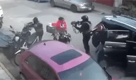 Sicarios atacan a polic&iacute;a en Veracruz; mujer queda en medio del fuego cruzado y sobrevive