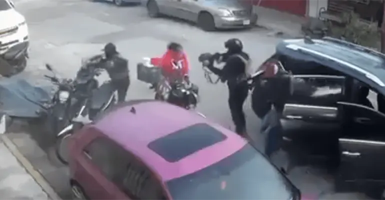 Sicarios atacan a polic&iacute;a en Veracruz; mujer queda en medio del fuego cruzado y sobrevive