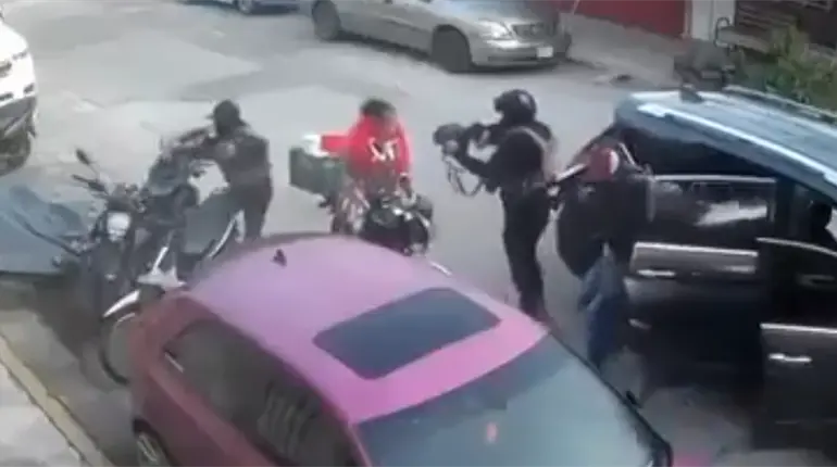 Sicarios atacan a polic&iacute;a en Veracruz; mujer queda en medio del fuego cruzado y sobrevive