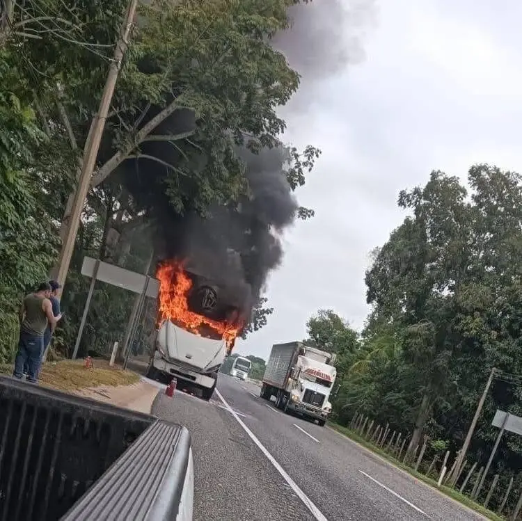 Se incendia cami&oacute;n de mudanzas en la carretera C&aacute;rdenas–Villahermosa