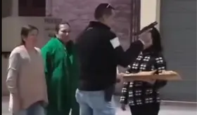 Separan del cargo a ministerial de Oaxaca por presumir arma a mujer